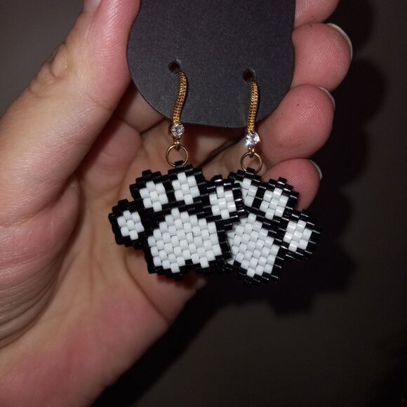 Beaded Paw Print Earrings – 💕 Gift for the pet moms – 18K gold plated hooks - Picture 2 of 5